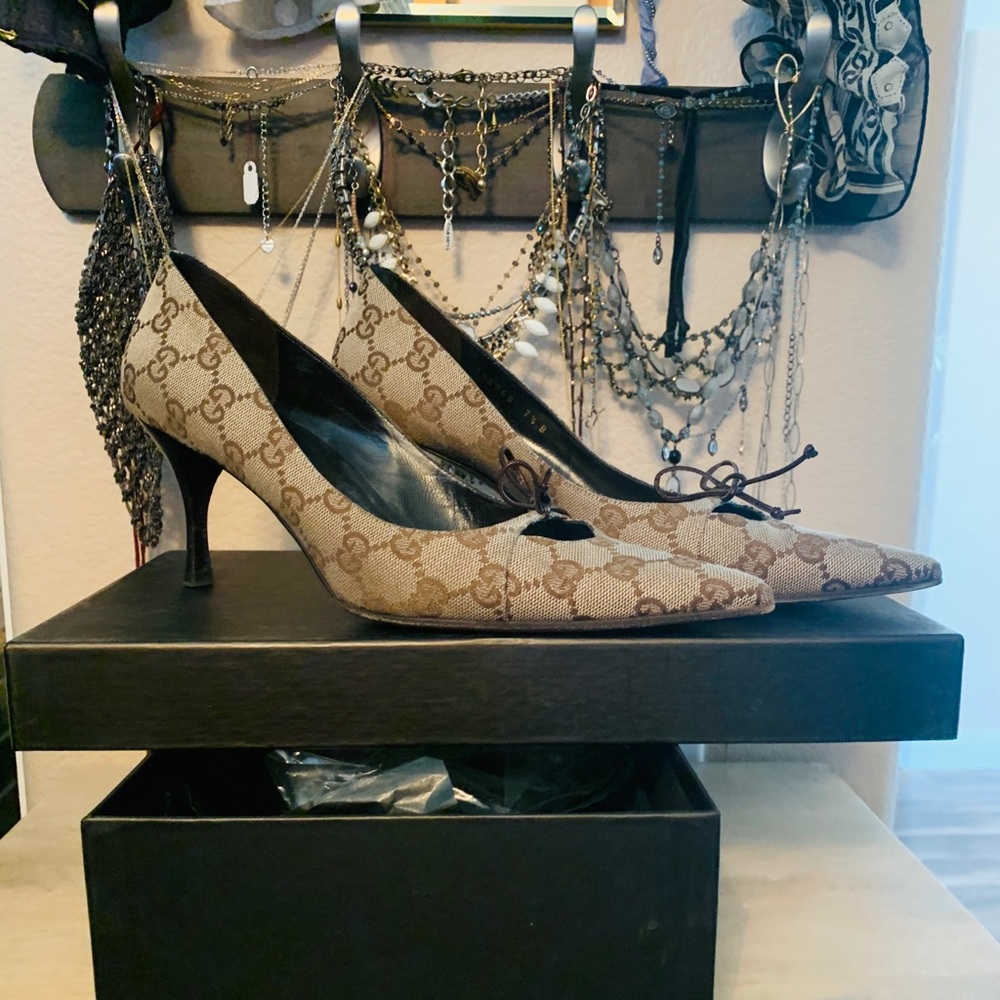 Gucci Canvas Monogram Kitten Heel... Gorgeous!